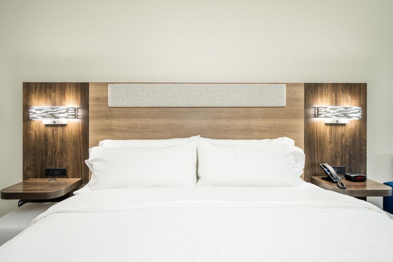Holiday Inn Express & Suites Charlottesville By Ihg Exterior foto
